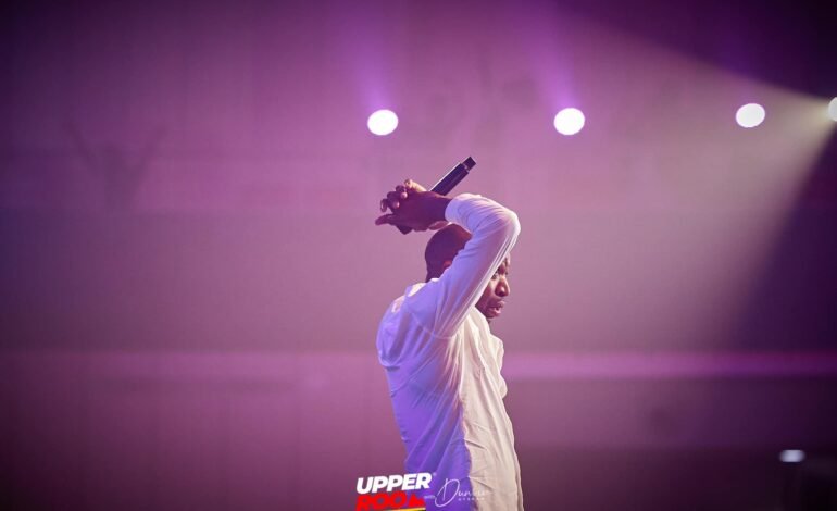 Dunsin Oyekan – Looking To Jesus (Live)